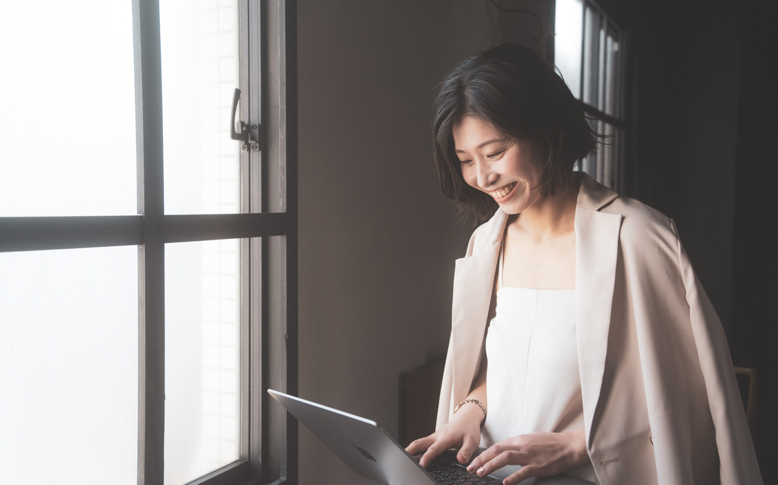 女性が作業をしている様子