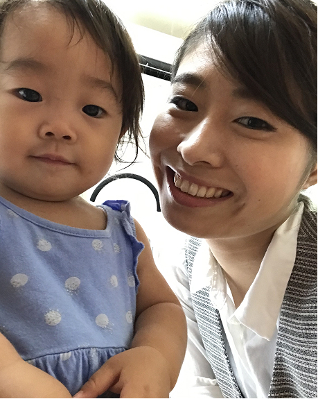 主催者とその子供の笑顔の写真