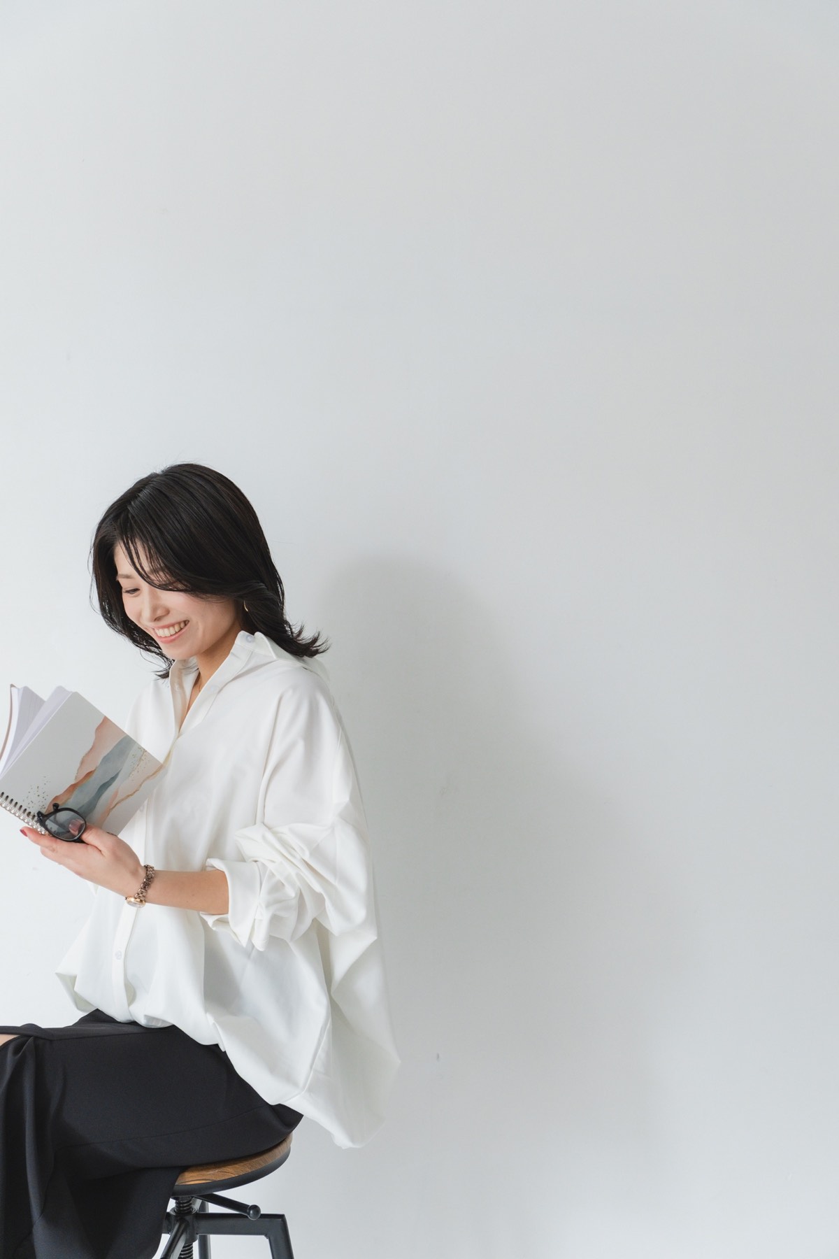 ビジョンボードを手に微笑む黒木はるみ